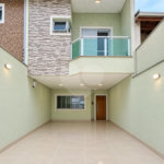 Sobrado geminado com 185 m², 3 suítes, closet, 4 vagas, área gourmet, sótão, energia solar, aquecimento de água e sistema completo de segurança.