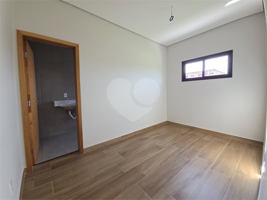 Casa à venda com 4 quartos, sendo 3 suítes, no condomínio Village Ipanema 2, Araçoiaba da Serra - SP
