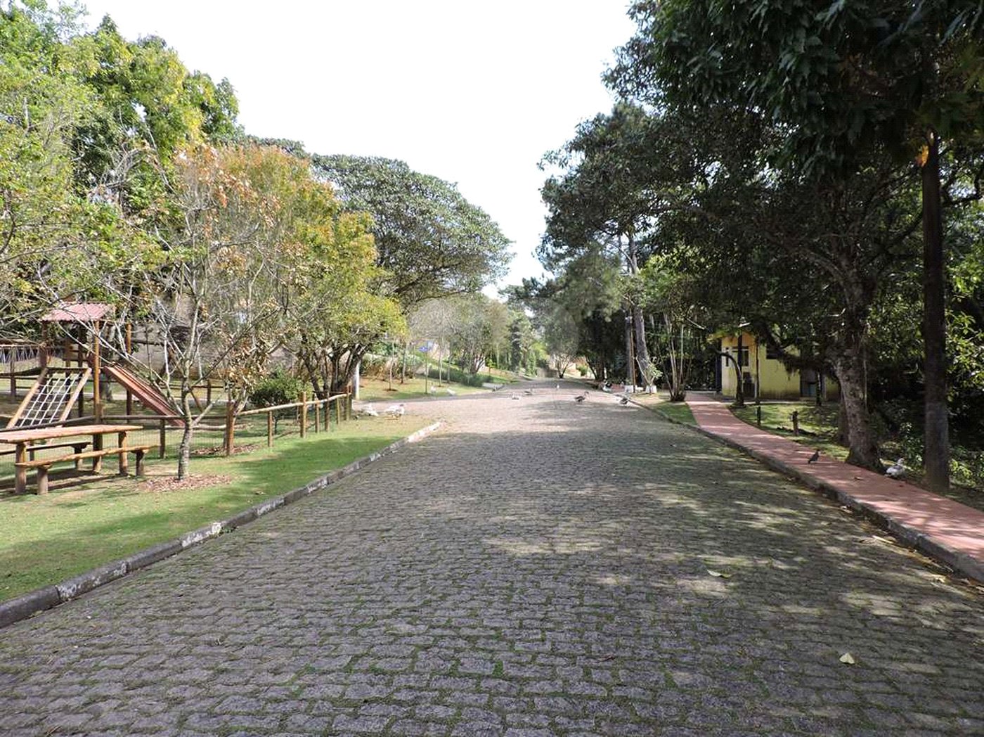 Casa à venda com 4 quartos, sendo 2 suítes,  no condomínio Granja Vianna II, Cotia - SP