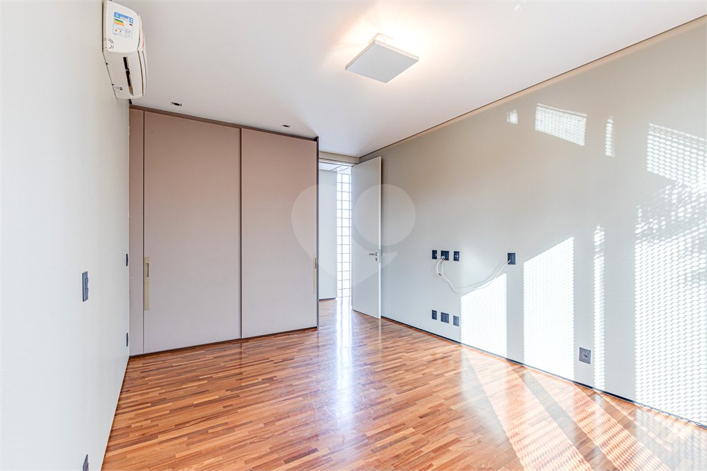 Casa à venda com 4 quartos, sendo 3 suítes, em Vila Nova Conceição, São Paulo, SP