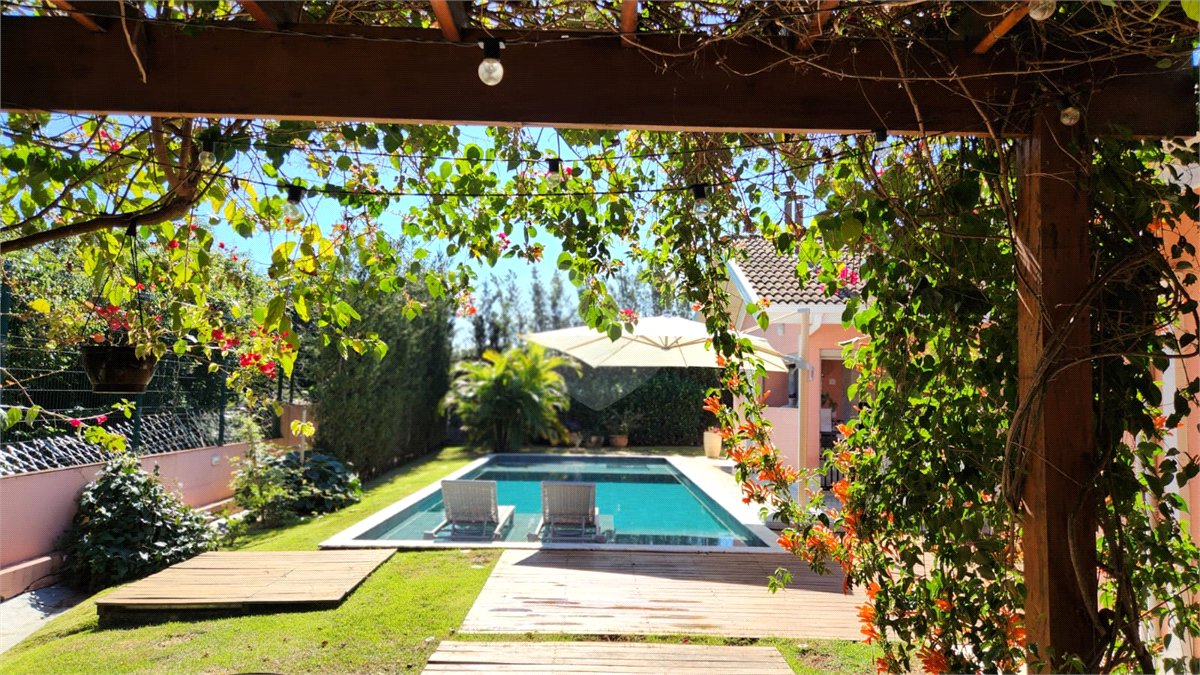 Casa à venda com 4 quartos, sendo 2 suítes, no condomínio Residencial Jardim Primavera, Louveira - SP