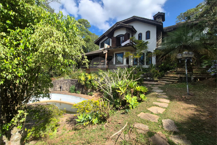 Casa à venda com 3 quartos, sendo 4 suítes, no condomínio Alpes da Cantareira, Mairiporã - SP