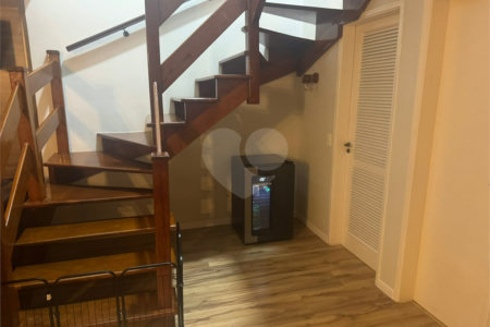 Casa à venda com 3 quartos, sendo 1 suíte, no condomínio Vilage Palmas, São Paulo - SP