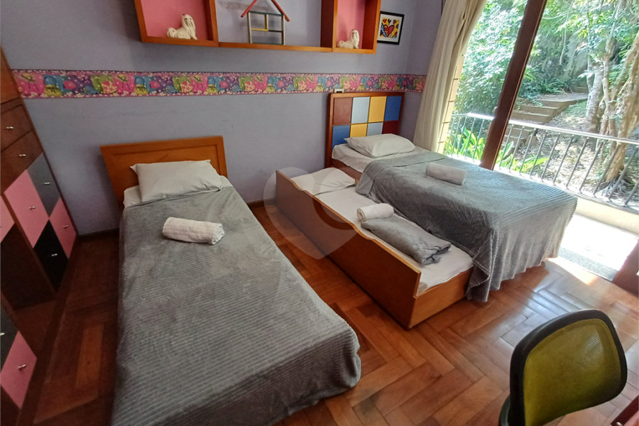 Casa à venda com 4 quartos, sendo 2 suítes, no condomínio Champs Elysees Village, Mairiporã - SP