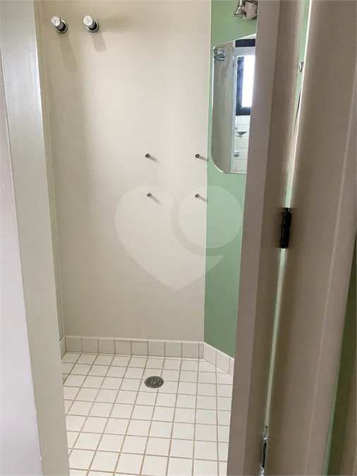 Cobertura de 255 m² com 3 dormitórios, 1 suíte, cozinha planejada, 2 vagas e área gourmet com churrasqueira.