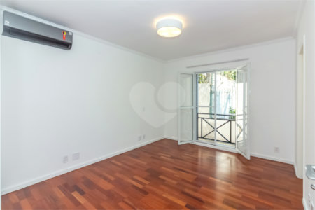 Casa à venda com 4 quartos, sendo 2 suítes, no condomínio Stephanie, São Paulo - SP