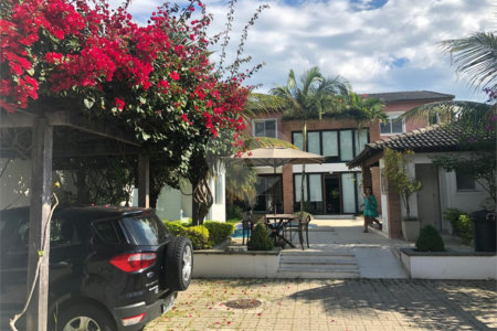 Casa à venda com 9 quartos, sendo 8 suítes, no condomínio Village Elisabete, Rio de Janeiro - RJ