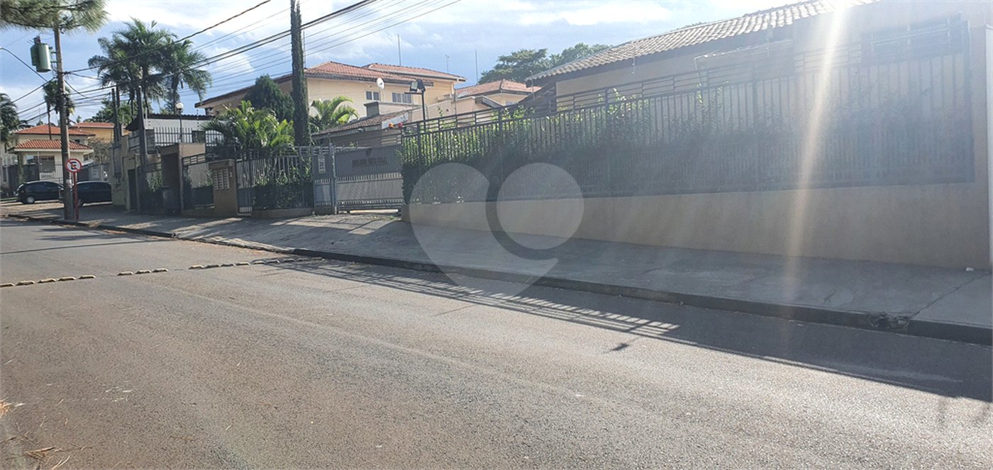 Casa térrea para locação e venda no Condomínio Mont Carlo I