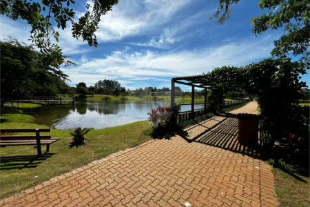 Casa à venda com 3 quartos, sendo 1 suíte, no condomínio Lago dos Ipês, Itapetininga - SP