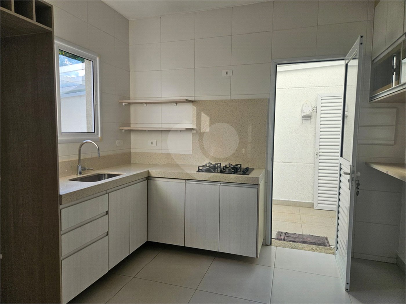 Casa à venda com 2 quartos, sendo 1 suíte, no condomínio Vitória Park, Suzano - SP