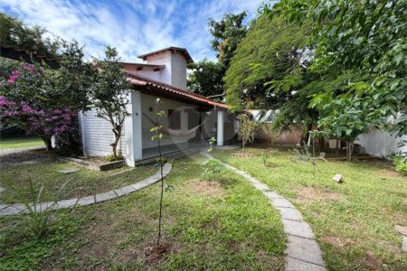 Casa à venda com 4 quartos, sendo 2 suítes, em Ogiva, Cabo Frio, RJ