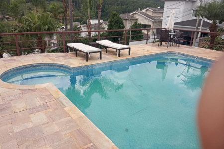 Casa à venda com 4 quartos, sendo 3 suítes, no condomínio Refúgio do Sauá I, Atibaia - SP