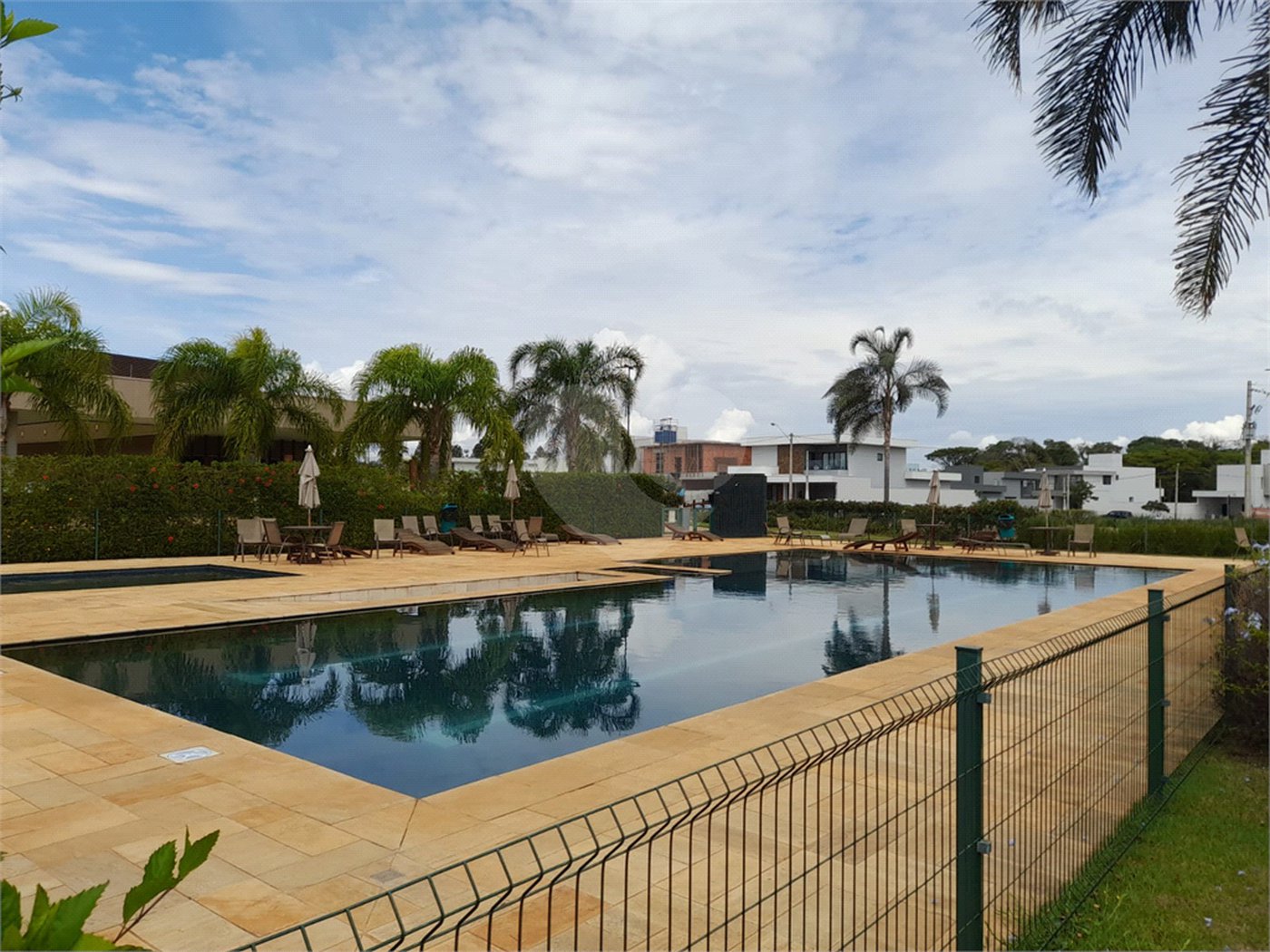 Belíssima Casa à Venda no Condomínio Damha IV