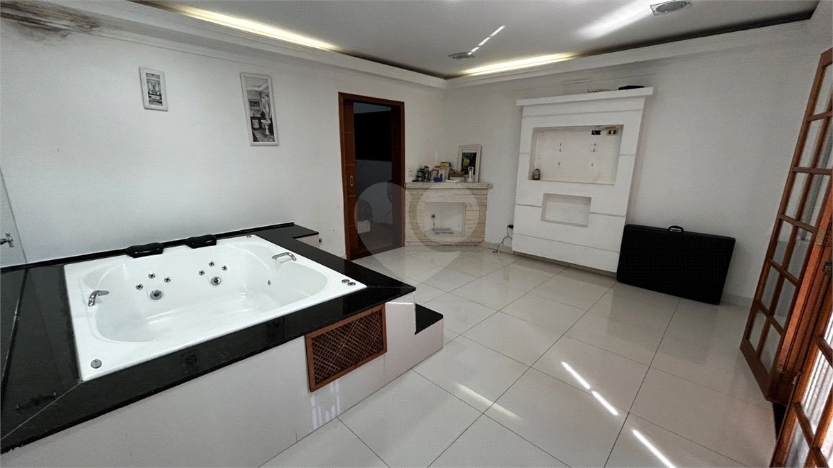 Sobrado à venda com 3 quartos, sendo 2 suítes, em Cidade São Francisco, São Paulo, SP