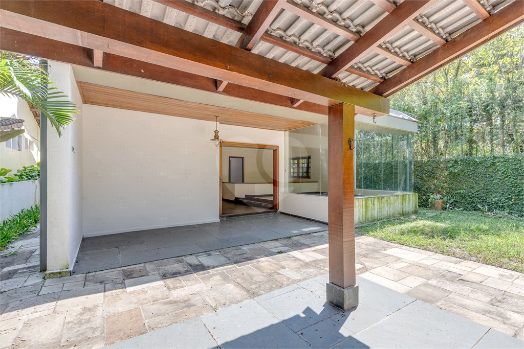 Casa à venda com 5 quartos, sendo 3 suítes, no condomínio Granja do Morumbi, São Paulo - SP