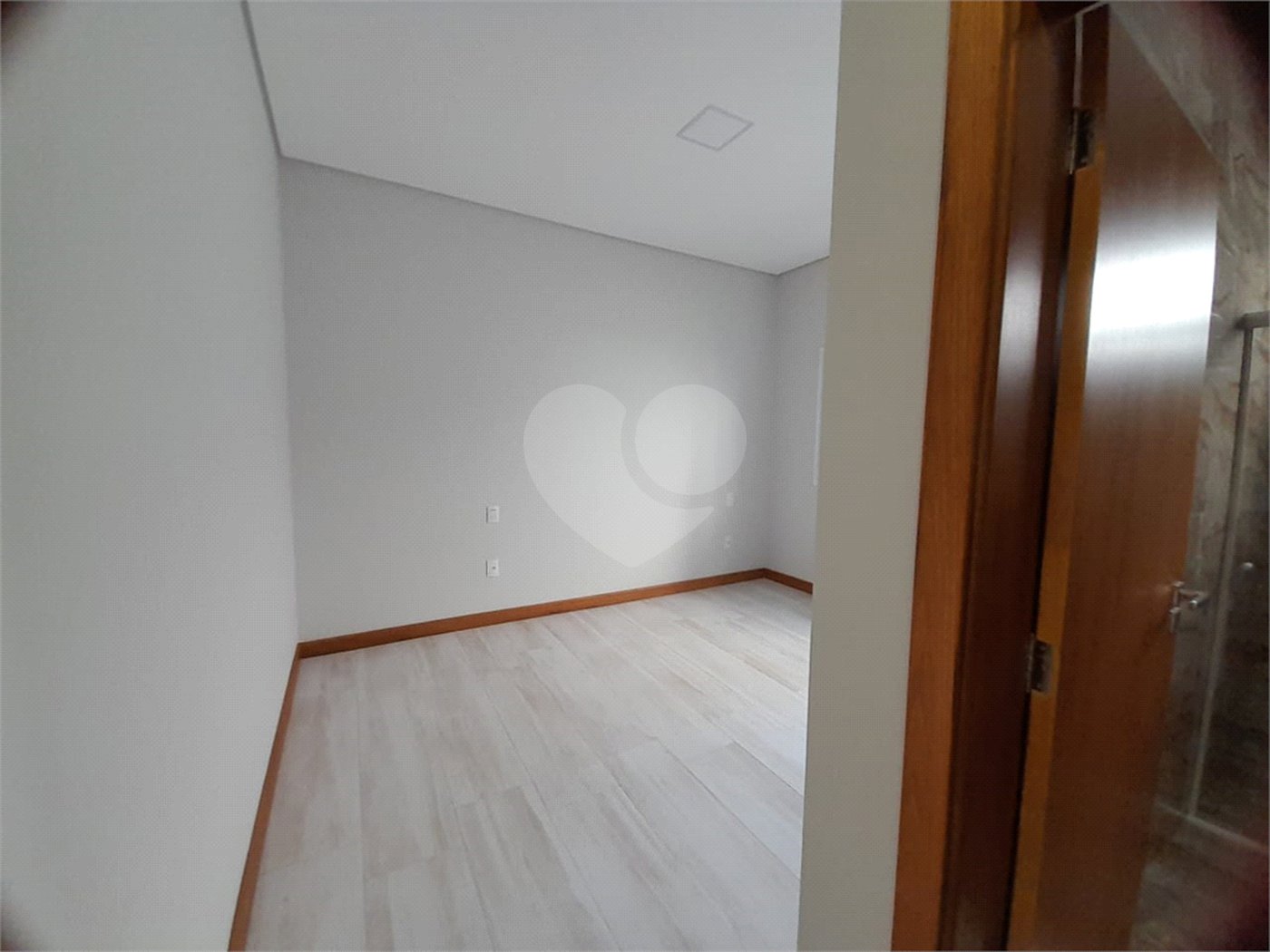 Belíssima Casa à Venda no Condomínio Damha IV
