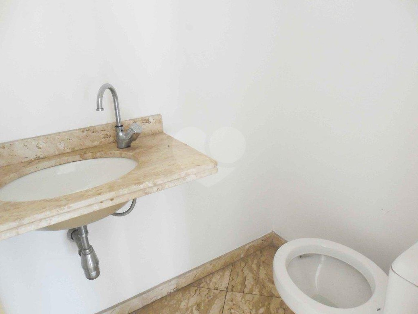 Casa à venda com 4 quartos, sendo 2 suítes, no condomínio Bristol Village, São Paulo - SP