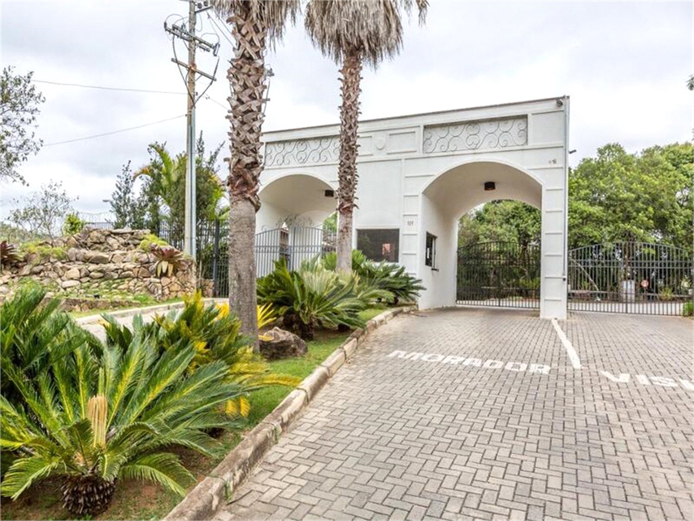 Casa à venda com 3 suítes no condomínio Ecovillágio, São Roque - SP