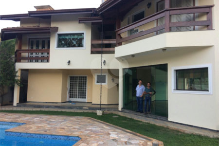 Casa à venda com 4 quartos, sendo 2 suítes, no condomínio Flamboyant, Atibaia - SP