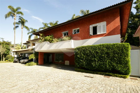 Casa à venda com 4 quartos, sendo 2 suítes, no condomínio Parque das Arvores, São Paulo - SP