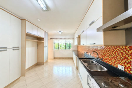Casa à venda com 3 quartos, sendo 1 suíte, no condomínio Vila das Emboabas, São Paulo - SP