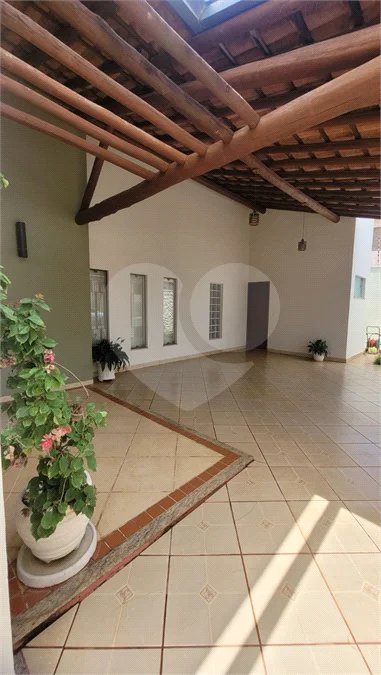 Casa Exclusiva com Pé-Direito Alto e Área Gourmet no Jardim Paraíso