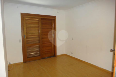 Casa à venda ou para alugar com 4 quartos, sendo 2 suítes, no condomínio Vila Hípica, São Paulo - SP
