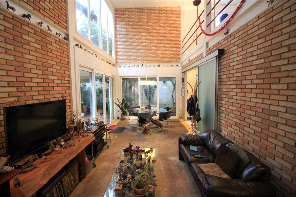 Casa à venda ou para alugar com 5 quartos, sendo 3 suítes, em Vila Madalena, São Paulo, SP