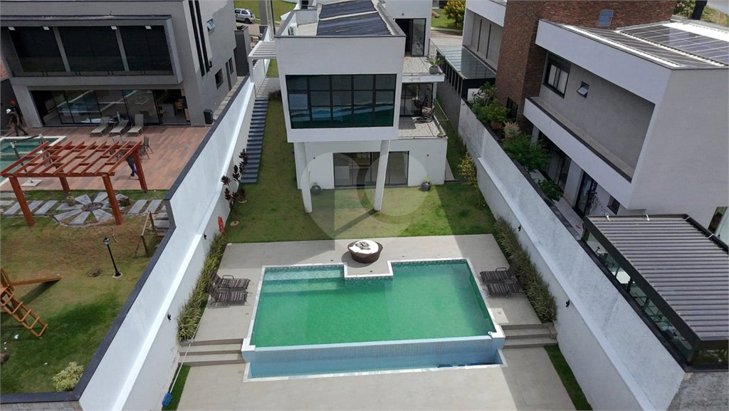 Casa à venda ou para alugar com 4 suítes no condomínio Figueira Garden, Atibaia - SP
