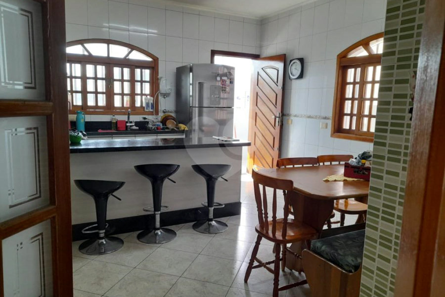 Sobrado à venda com 4 suítes em Tremembé, São Paulo, SP