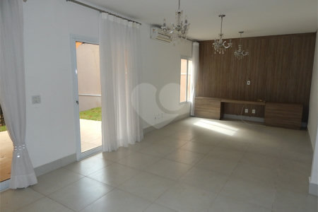 Casa à venda com 3 suítes no condomínio Recanto dos Paturis, Vinhedo - SP