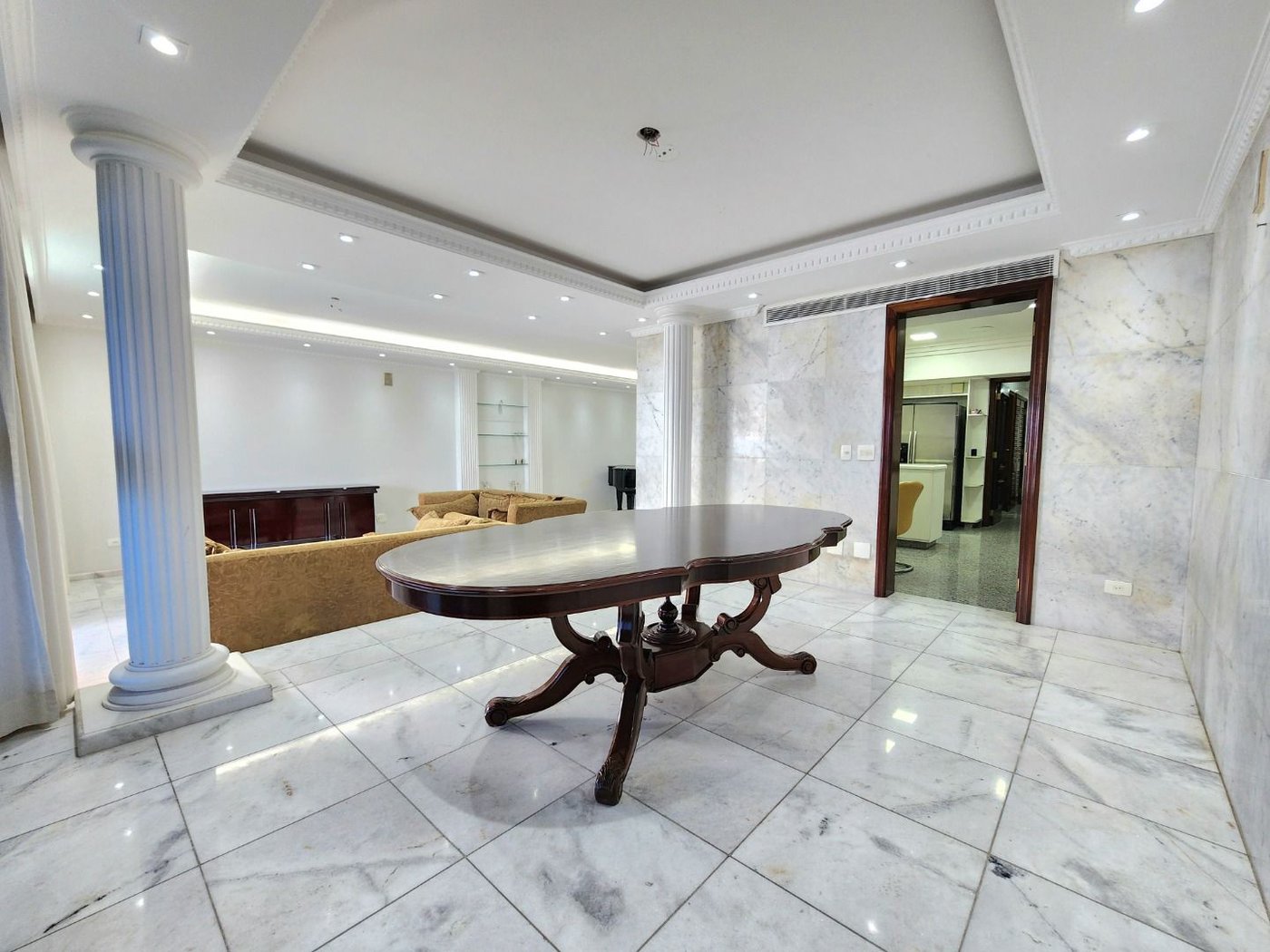 Apartamento Alto Padrão Frente Mar com 4 Dormitórios, 3 Suítes e 3 Vagas na Orla de Santos