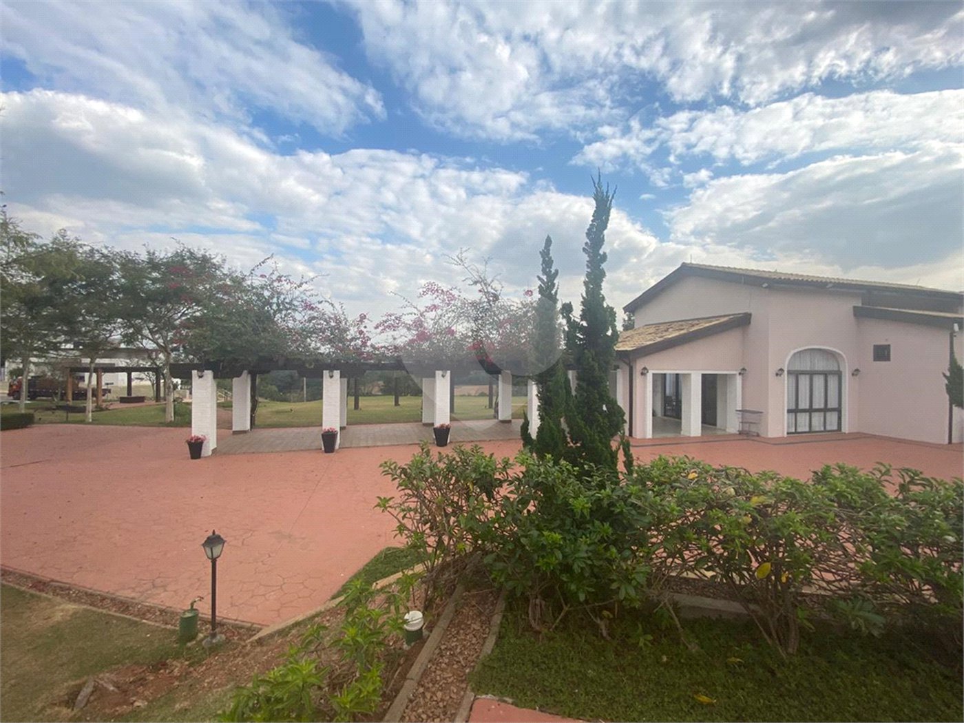 Casa à venda com 3 suítes no condomínio Vale da Santa Fé, Vinhedo - SP