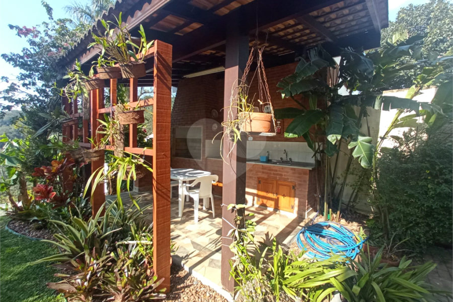 Casa à venda com 4 quartos, sendo 1 suíte, no condomínio Alpes da Cantareira, Mairiporã - SP