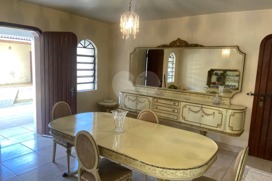 Casa à venda com 5 quartos, sendo 4 suítes, no condomínio Vilarejo Estoril, Mairiporã - SP