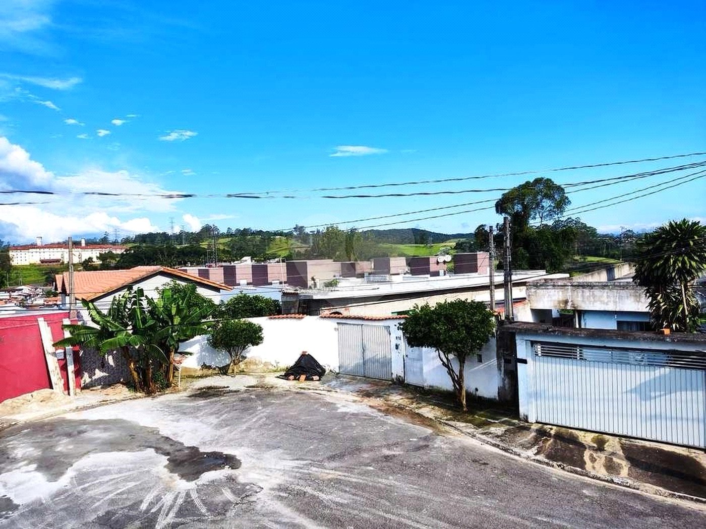 Sobrado à venda com 3 quartos, sendo 1 suíte,  em Residencial Colinas, Mogi das Cruzes, SP