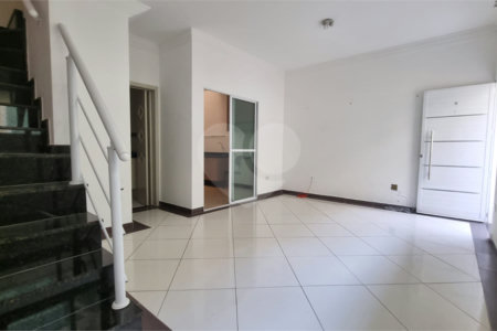 Casa à venda com 3 quartos, sendo 1 suíte, no condomínio Rafaela I, São Paulo - SP