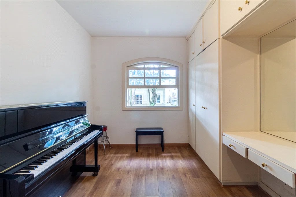 Casa à venda com 4 quartos, sendo 2 suítes, no condomínio Vila das Flores, São Paulo - SP