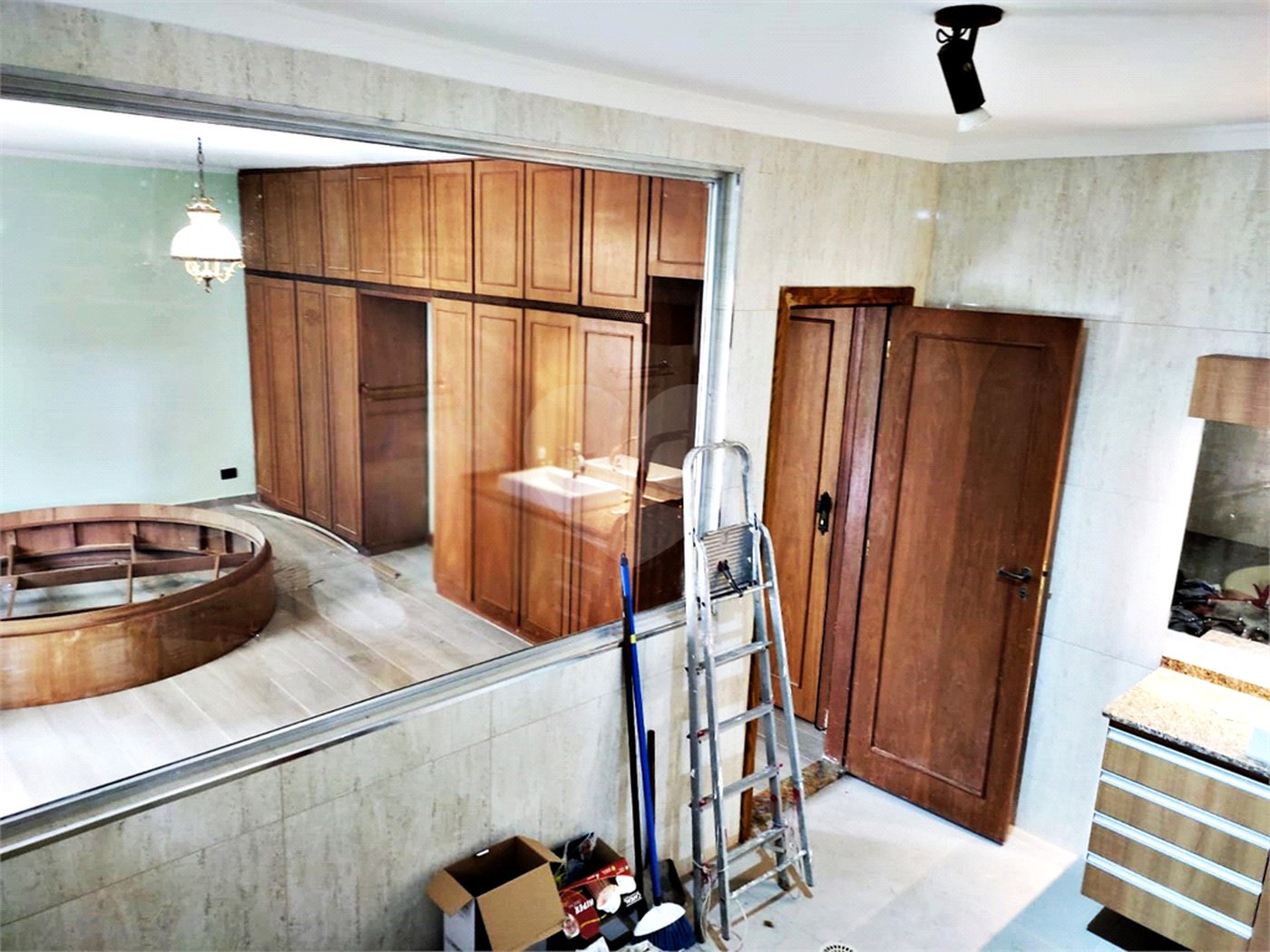 Sobrado à venda com 5 quartos, sendo 2 suítes, em Vila Nova Cachoeirinha, São Paulo, SP