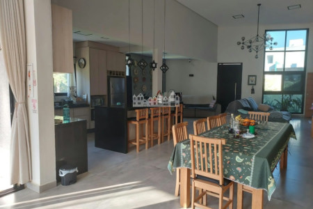 Casa à venda com 4 quartos, sendo 2 suítes,  no condomínio Figueira Garden, Atibaia - SP