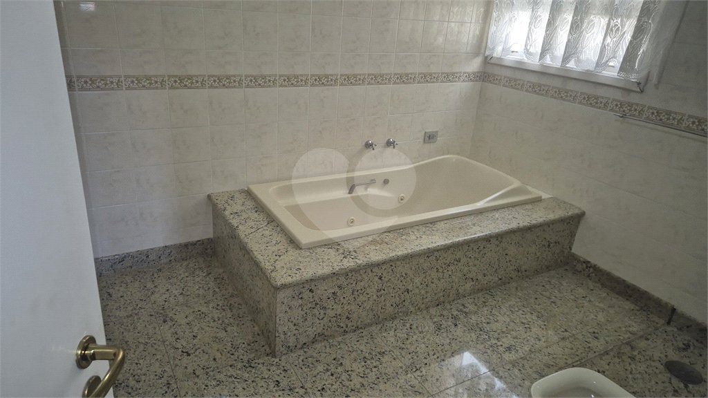 Casa à venda com 4 quartos, sendo 3 suítes,  no condomínio Chácara das Rosas, São Paulo - SP