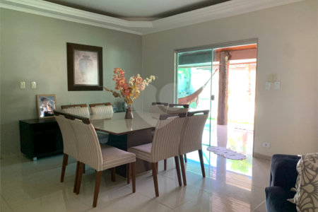 Casa à venda com 4 quartos, sendo 3 suítes, em Santos Dumont, Três Lagoas - MS