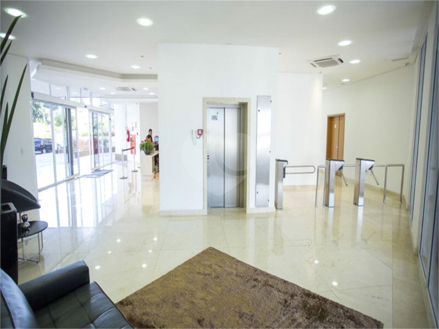 Indaiatuba - Torre Business -Venda e Locação - Escritório e WC , com area util de 39.16m² -R$ 385.000,00- Locação - R$ 2.600,00, mais condominio de R$ 317,,48 - iptu de R$ 110,63 - condominio para venda - R$ 503,86 - Complexo Office Premium de 3 torres de salas comerciais, um shopping