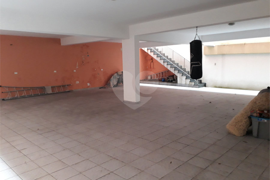 Mansão em condomínio, com 6 suites, e vagas para 15 autos....