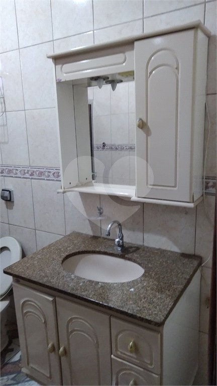 Casa Térrea com 3 dormitórios, sendo 1 suíte.