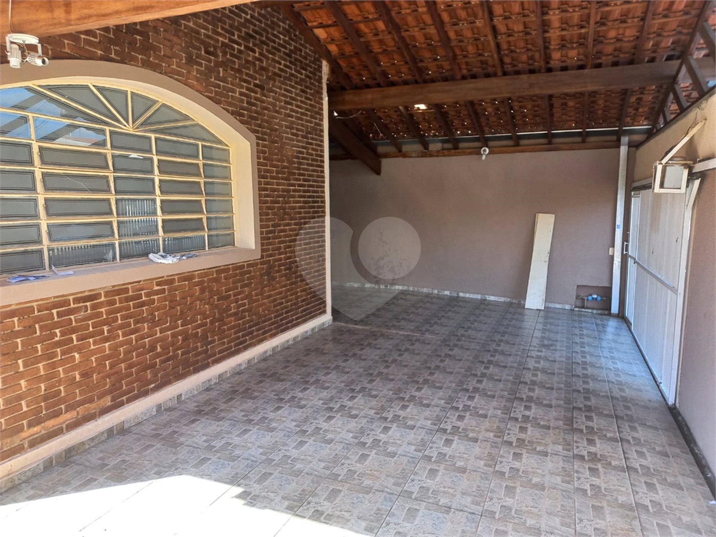 Casa térrea com 3 dormitórios, sendo 1 suíte.