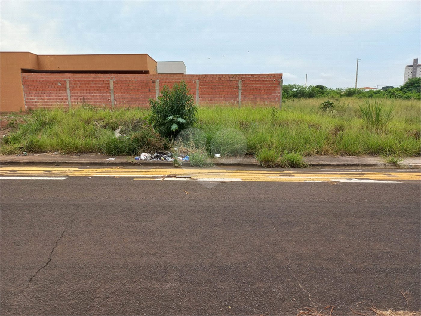 Terreno plano com 163,56 m² de área total