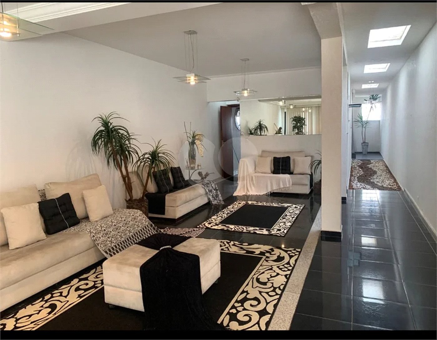 Sobrado de 242 m² com 3 Suítes e 4 Vagas de Garagem no Ipiranga