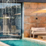 Indaiatuba - Quintas da Terracota - 1252 m² de terreno - casa térrea com 514 m² de área construída -3 vagas de garagem cobertas e 3 descobertas Lavabo - Sala de estar e jantar amplas e integradas - Escritório privativo - Cozinha toda equipada com geladeira, forno, micro-ondas, lava-louças,