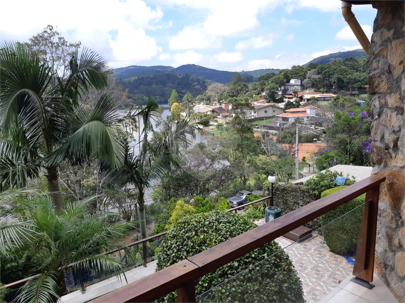 Casa à venda com 4 quartos, sendo 1 suíte, no condomínio Clube da Montanha, Atibaia - SP